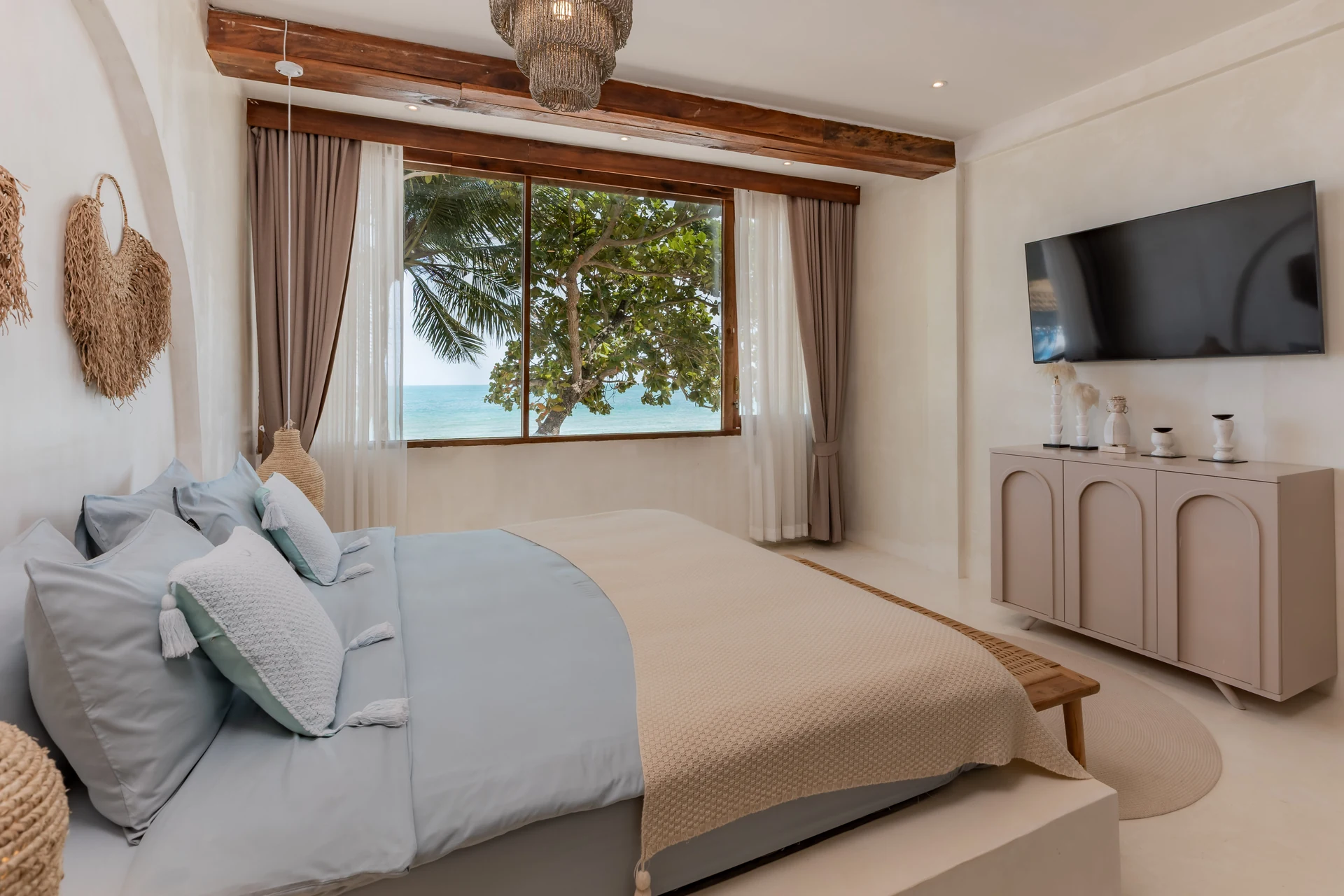 Beachfront Family Villa — bright king bedroom with full sea view (Villa De Mar) — photo 4